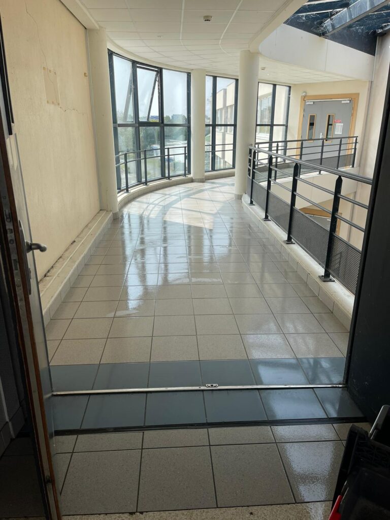 Nettoyage propre et professionnel de couloir résultat fini